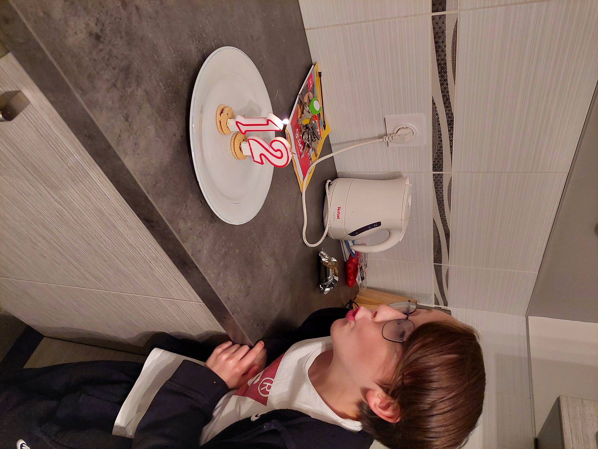 Johnny a rejoint le concours — aidez-le/la à gagner de superbes lots ! automotive_design, carmine, clothing, comfort, elbow, flooring, fun, head, person, room, sitting, t_shirt, toddler, visual_arts, wood