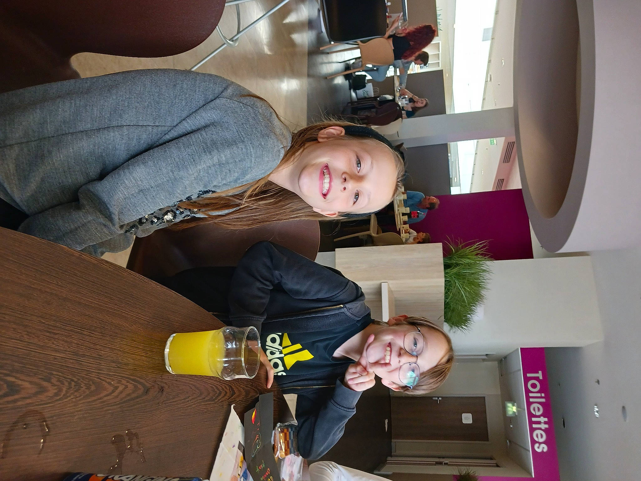 Johnny a rejoint le concours — aidez-le/la à gagner de superbes lots ! child, comfort, eyewear, fun, happy, joy, person, photography, plant, room, smile, snapshot, suit