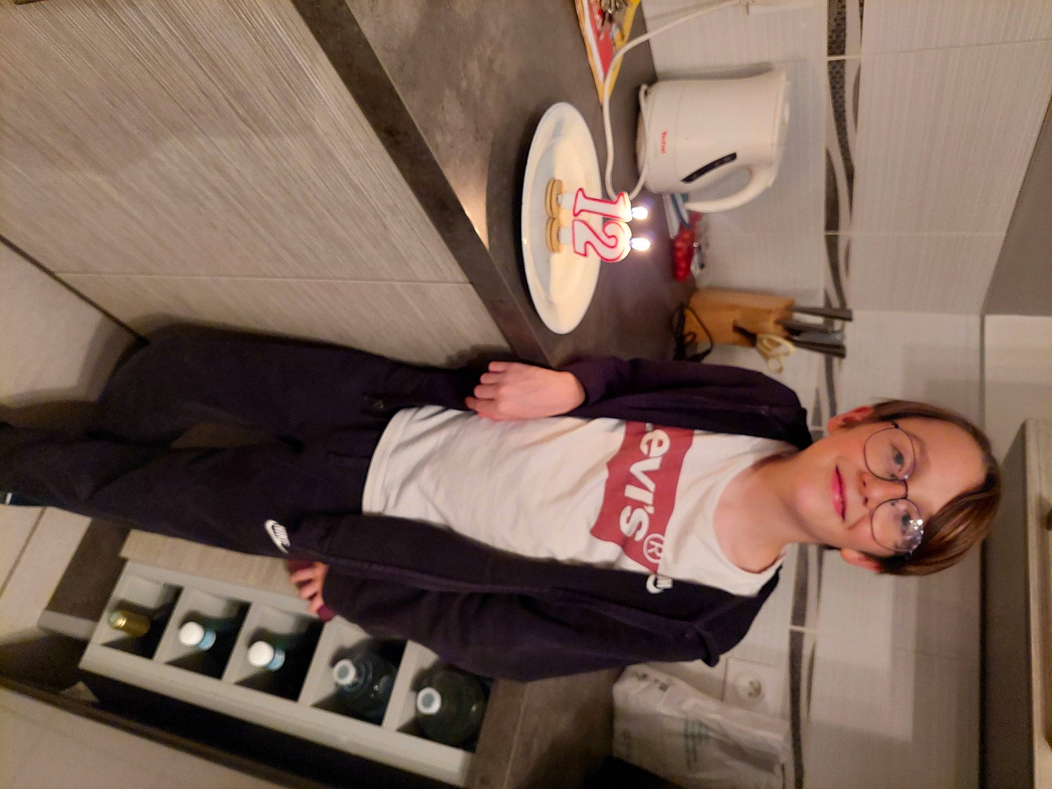 Johnny a rejoint le concours — aidez-le/la à gagner de superbes lots ! automotive_design, comfort, elbow, flooring, hat, human_leg, joy, knee, person, recreation, room, smile, sportswear, t_shirt, thigh, tire, wheel, wood