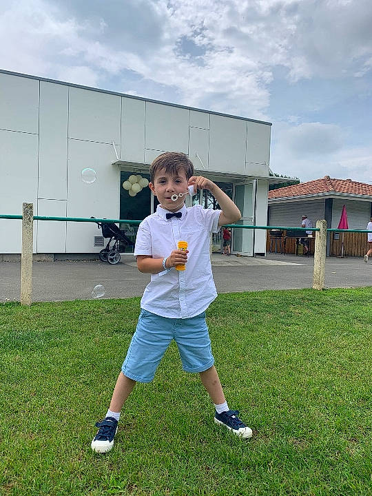 Connor participe au concours pour gagner de l'argent avec cette photo : building, child, cloud, competition_event, electric_blue, fun, grass, grassland, house, lawn, leisure, person, player, recreation, shorts, sky, sneakers, sports, sportswear, t_shirt