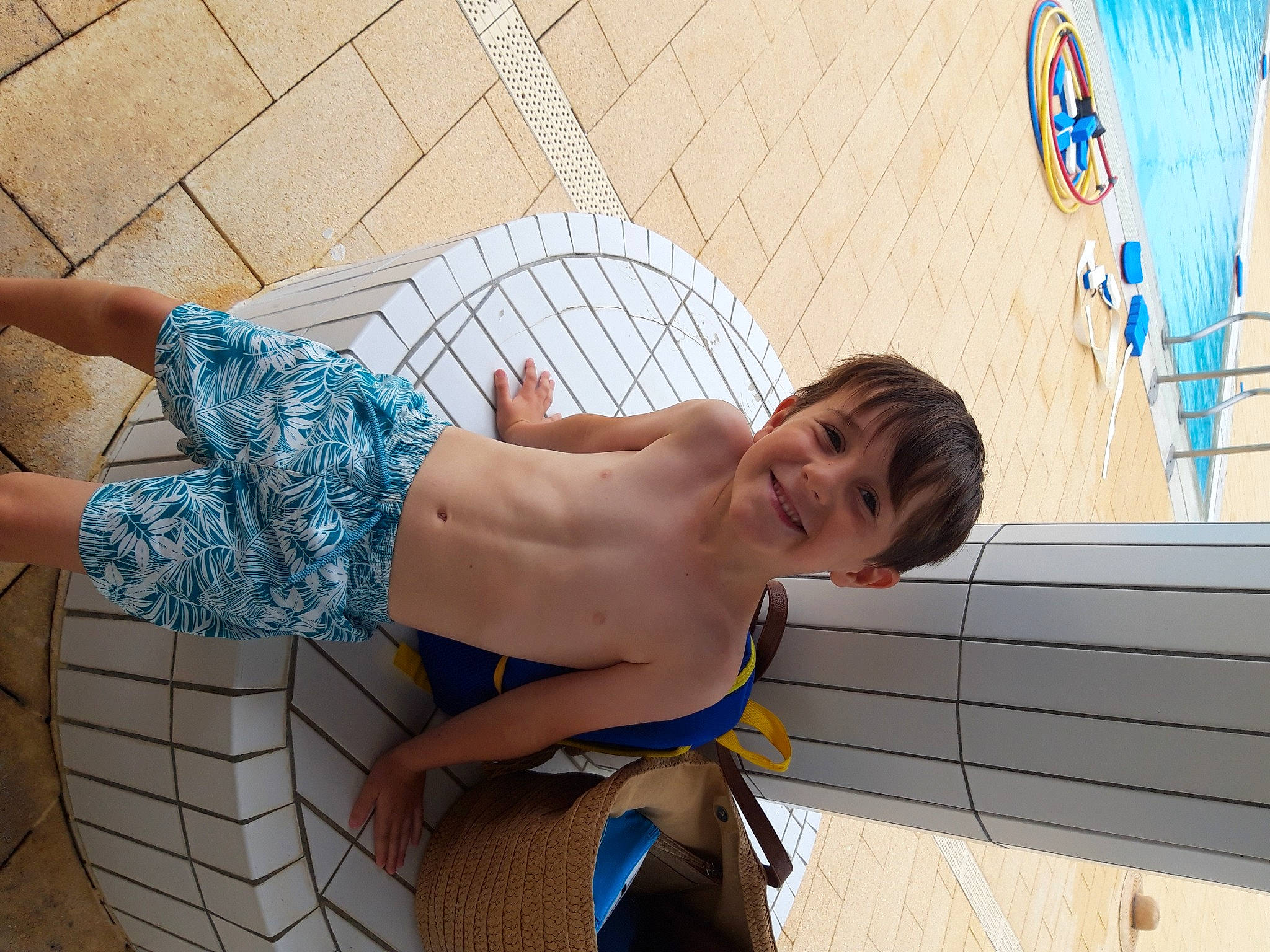 Connor participe au concours pour gagner de l'argent avec cette photo : abdomen, barechested, blue, chest, child, elbow, fun, happy, human_body, human_leg, joint, joy, leisure, person, shorts, shoulder, smile, summer, thigh, toddler