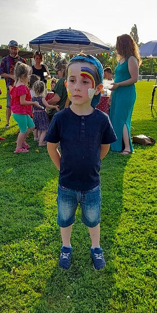 Connor participe au concours pour gagner de l'argent avec cette photo : child, clothing, electric_blue, event, fun, grass, green, happy, headwear, jeans, lawn, leisure, people, person, plant, pole, recreation, shorts, spring, t_shirt