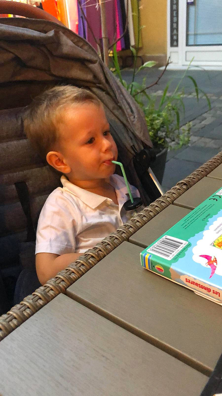 Samaël a rejoint le concours — aidez-le/la à gagner de superbes lots ! baby, baby_toddler_clothing, chair, child, flooring, flowerpot, fun, head, houseplant, indoor_games_and_sports, leisure, person, plant, play, room, sitting, table, toddler, vacation, window