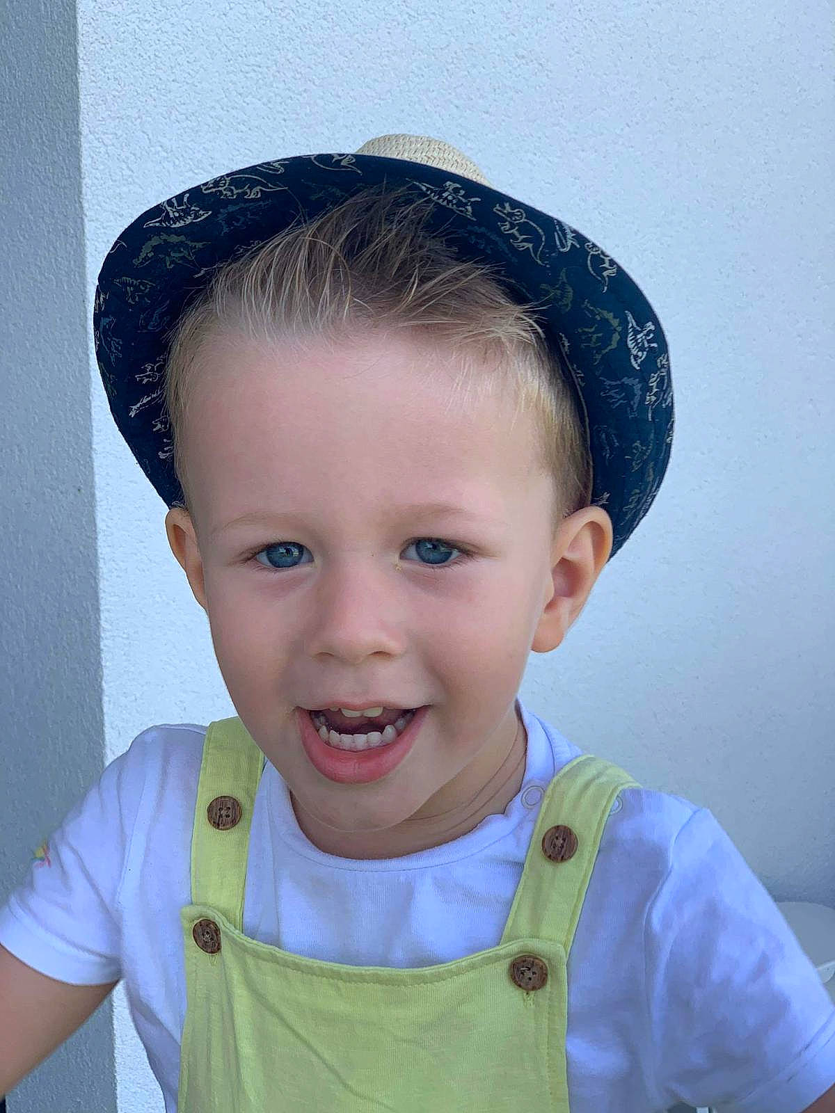 Samaël participe au concours pour gagner de l'argent avec cette photo : azure, baby_toddler_clothing, cap, child, chin, costume_hat, electric_blue, eyebrow, eyelash, flash_photography, forehead, happy, hat, headgear, jaw, neck, person, sleeve, smile, sun_hat
