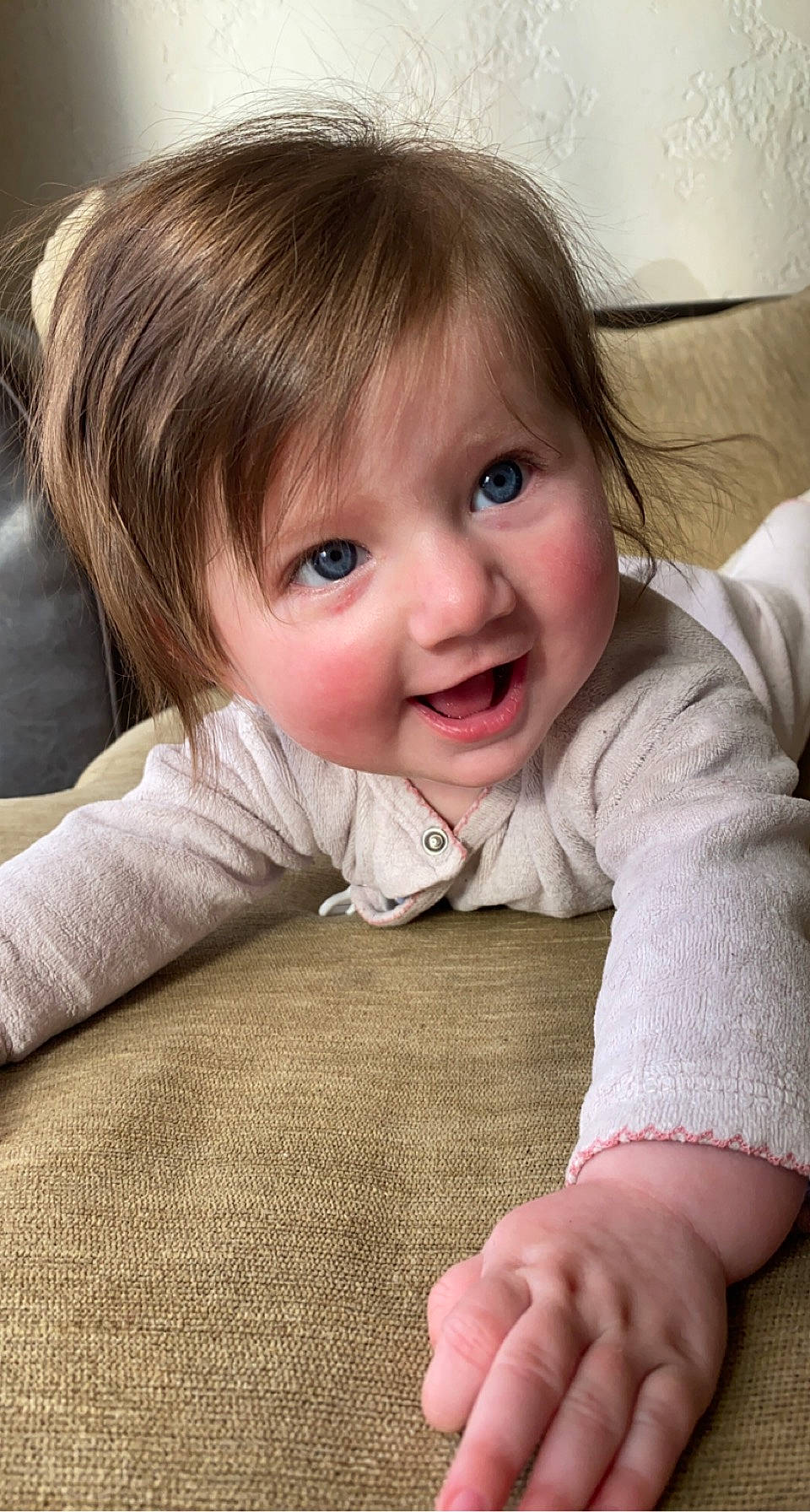 Elora participe au concours pour gagner de l'argent avec cette photo : baby_toddler_clothing, cheek, chin, comfort, eyebrow, facial_expression, finger, floor, flooring, gesture, happy, iris, lip, mammal, nose, person, skin, sleeve, smile, toddler