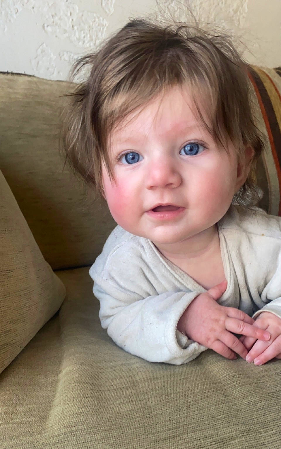 Elora participe au concours pour gagner de l'argent avec cette photo : baby_toddler_clothing, bangs, blond, brown_hair, cheek, comfort, eyelash, flooring, gesture, happy, iris, lip, long_hair, nose, person, sitting, skin, sleeve, smile, toddler