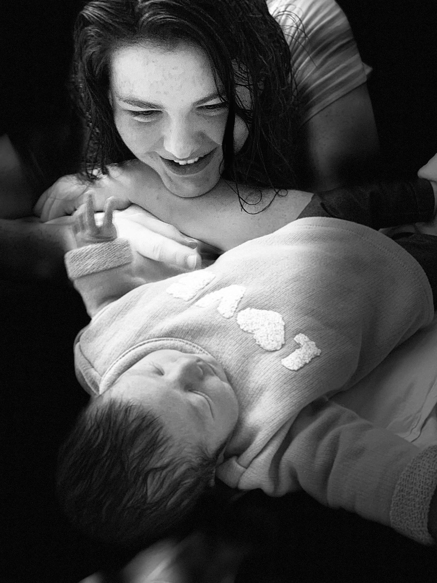 Luna a rejoint le concours — aidez-le/la à gagner de superbes lots ! abdomen, arm, baby, black_and_white, chest, child, comfort, elbow, flash_photography, gesture, grass, hairstyle, happy, human_leg, joy, monochrome, monochrome_photography, person, smile, style