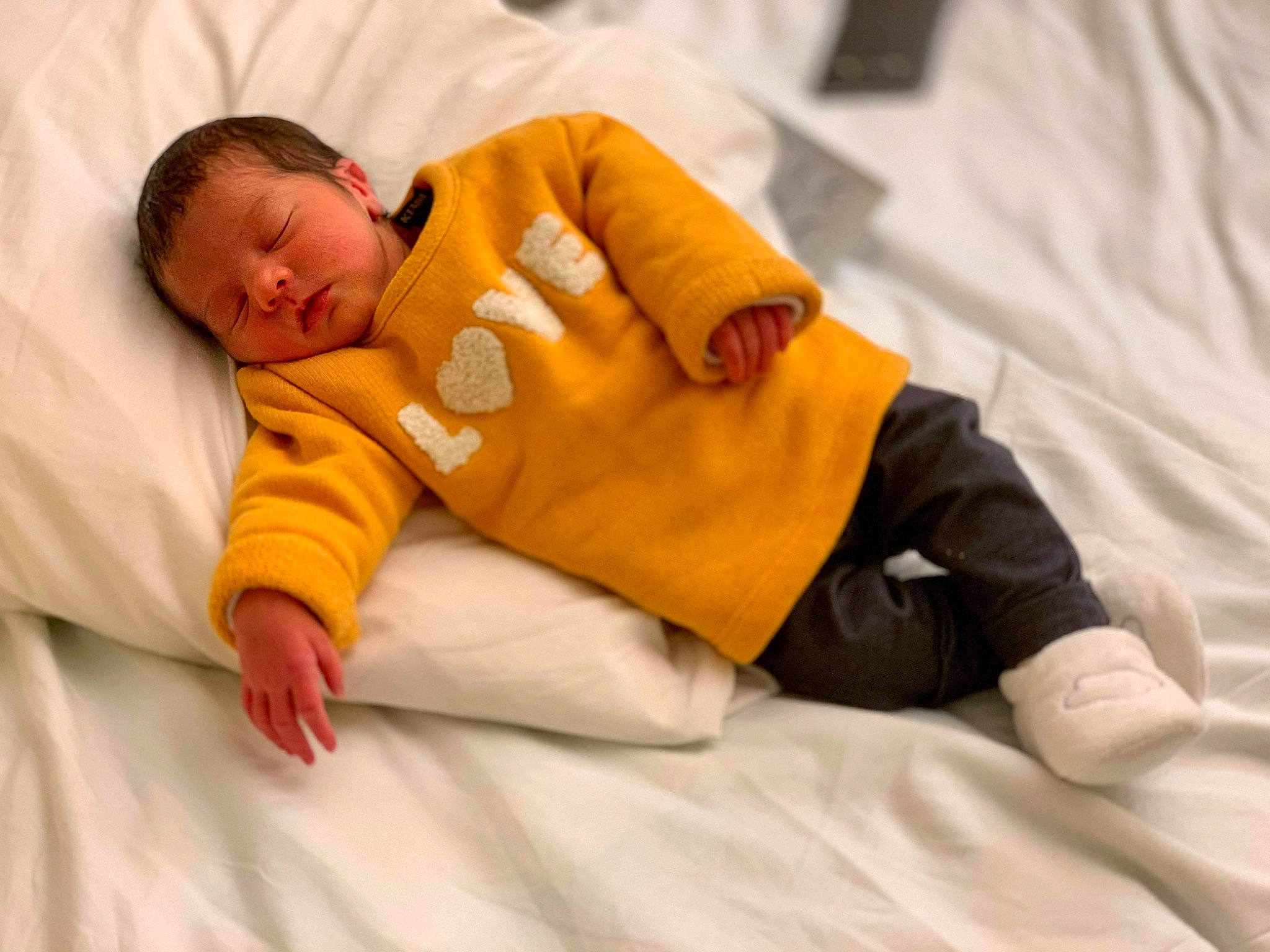 Luna a rejoint le concours — aidez-le/la à gagner de superbes lots ! baby, baby_sleeping, baby_toddler_clothing, bed_sheet, bedding, bedtime, child, comfort, elbow, event, flooring, foot, human_body, knee, linens, nap, person, room, sitting, sleeve