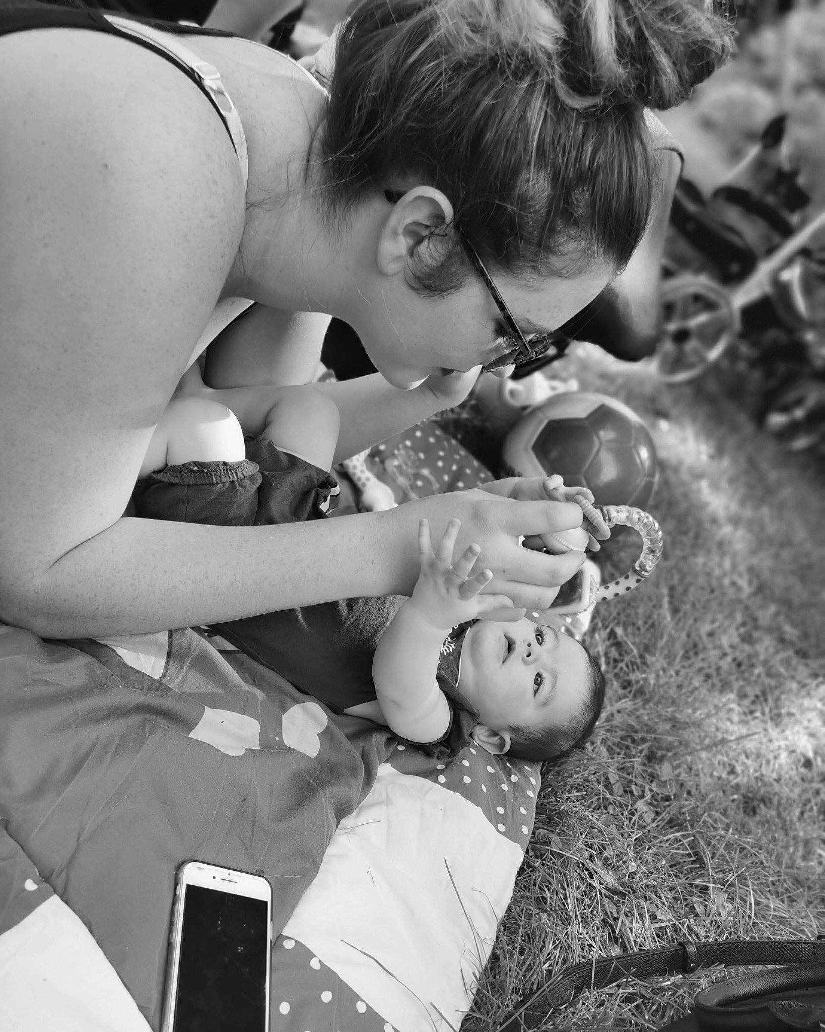 Luna participe au concours pour gagner de l'argent avec cette photo : arm, black, black_and_white, eyewear, gesture, glasses, grass, happy, monochrome, monochrome_photography, people, people_in_nature, person, photograph, plant, snapshot, style, sunglasses, tree, vision_care