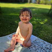 Thea a rejoint le concours — aidez-le/la à gagner de superbes lots ! toddler, child, smiling, naked, blanket, outdoor, grass, sunlight, happy, baby, nature, greenery, portrait, sitting, cute, young, skin, daylight, playful, expression