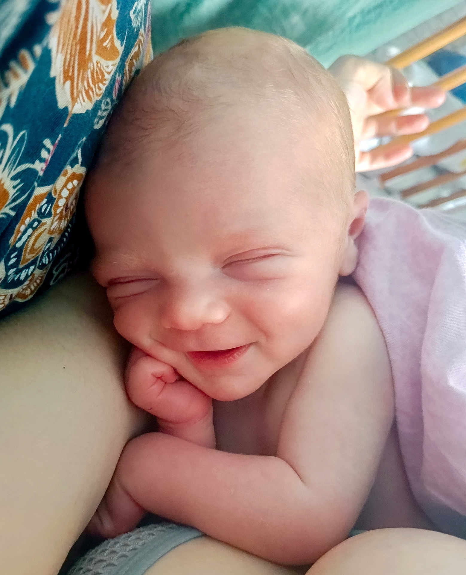 Gabriel a rejoint le concours — aidez-le/la à gagner de superbes lots ! baby, newborn, infant, sleeping, smiling, face, head, hand, arm, skin, blanket, crib, patterned_fabric, close_up, portrait, cozy, peaceful, nursery, soft_lighting, cute