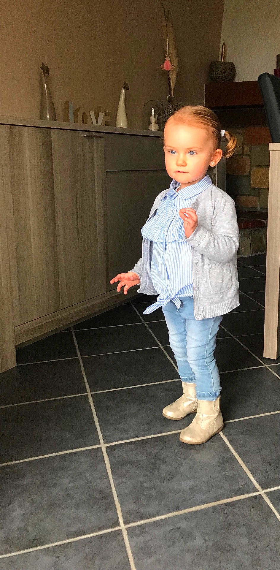 Maée a rejoint le concours — aidez-le/la à gagner de superbes lots ! child, day, denim, floor, flooring, footwear, fun, girl, jeans, leg, outerwear, person, product, shoe, shoulder, sitting, standing, textile, toddler, trousers