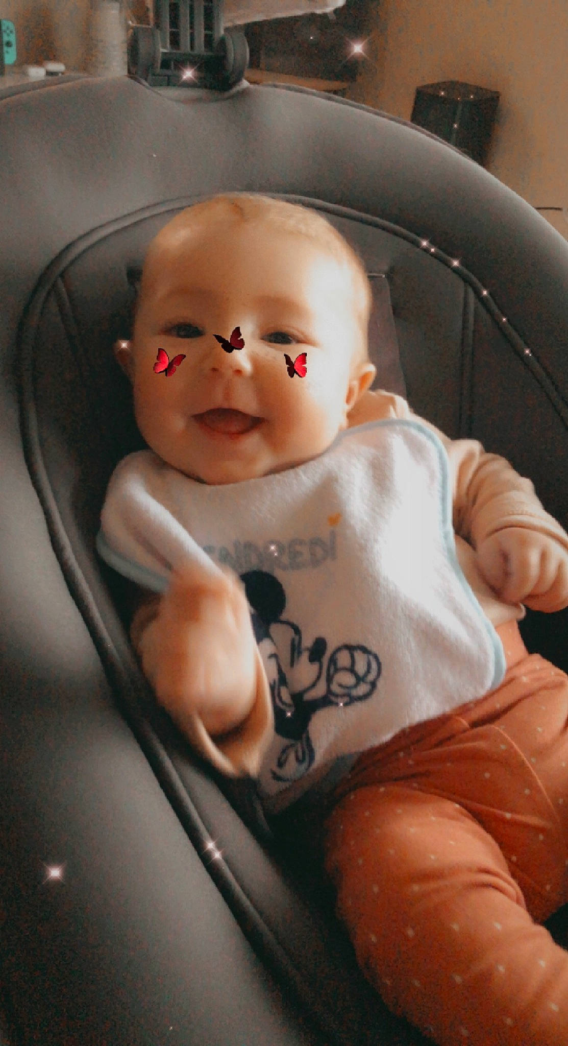 Elyana a rejoint le concours — aidez-le/la à gagner de superbes lots ! automotive_design, baby, baby_carriage, baby_products, baby_toddler_clothing, car_seat, chair, cheek, child, chin, comfort, finger, hand, mirror, mouth, nose, person, seat_belt, skin, toddler