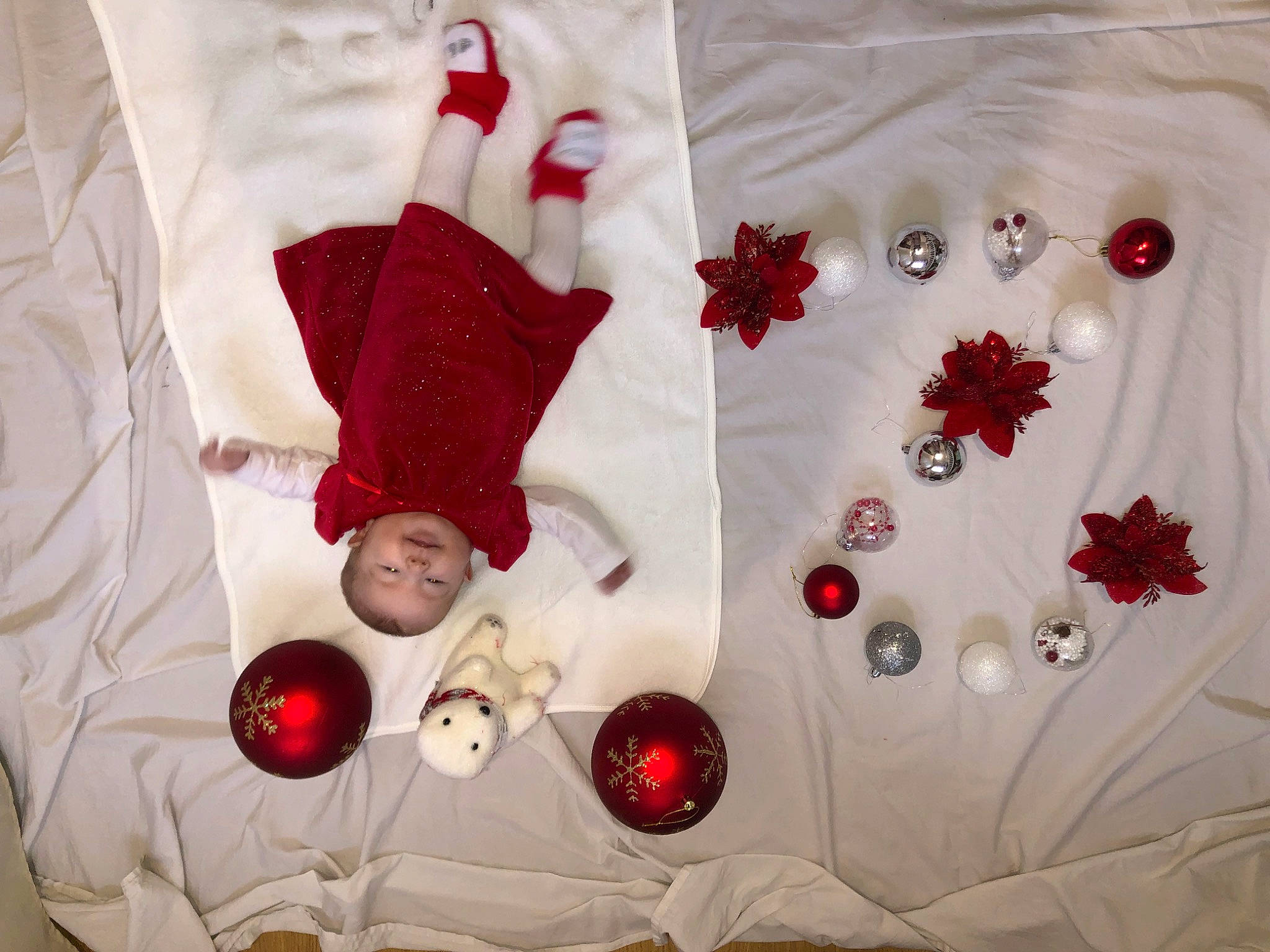 Elyana a rejoint le concours — aidez-le/la à gagner de superbes lots ! art, baby_toddler_clothing, bedding, button, carmine, comfort, craft, embellishment, event, fashion_accessory, linens, magenta, pattern, person, product, red, room, sleeve, t_shirt, textile