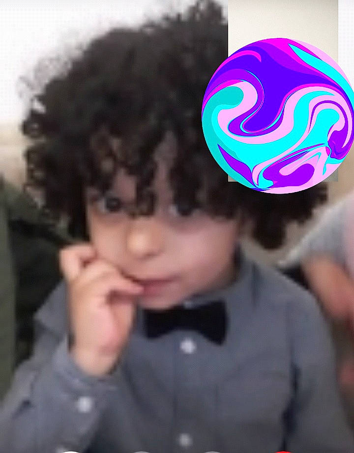 Zied participe au concours pour gagner de l'argent avec cette photo : afro, black_hair, cheek, cool, finger, gesture, jheri_curl, person, ringlet, thumb