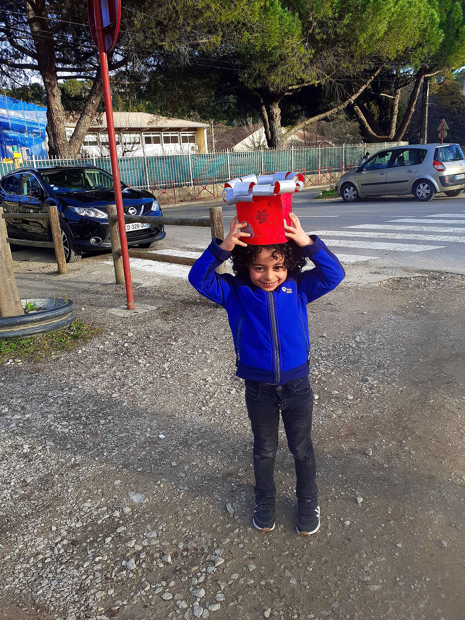 Zied participe au concours pour gagner de l'argent avec cette photo : asphalt, baseball_cap, cap, car, city, electric_blue, fun, hat, jacket, joy, leisure, person, plant, recreation, road_surface, standing, tire, toddler, travel, tree