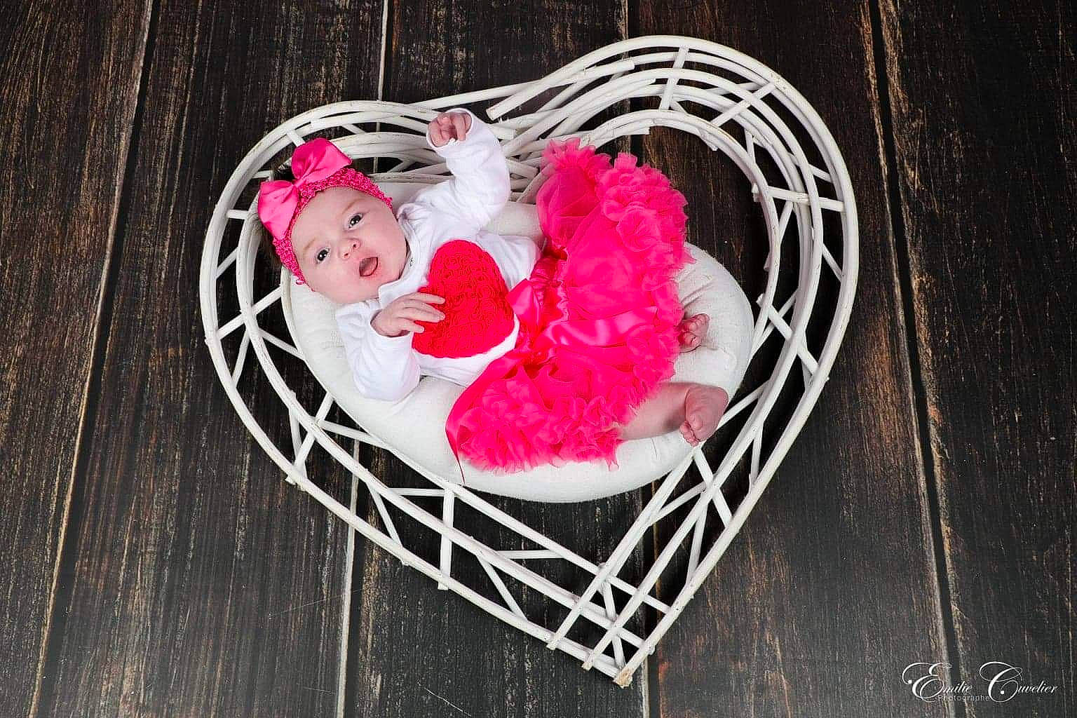 Maëlle a rejoint le concours — aidez-le/la à gagner de superbes lots ! baby_toddler_clothing, basket, doily, event, flooring, font, hair_accessory, happy, headpiece, headwear, heart, ingredient, linens, magenta, pattern, person, petal, pink, tableware, textile