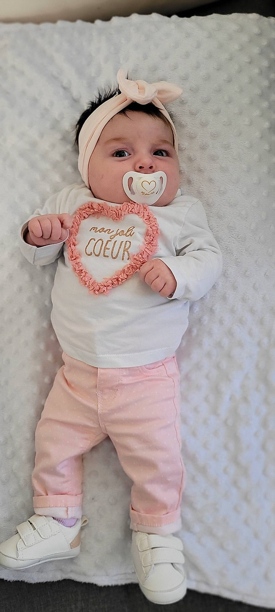 Maëlle participe au concours pour gagner de l'argent avec cette photo : baby, baby_products, baby_sleeping, baby_toddler_clothing, cap, cheek, child, face, gesture, happy, headwear, linens, outerwear, pattern, peach, person, pink, skin, sleeve, t_shirt