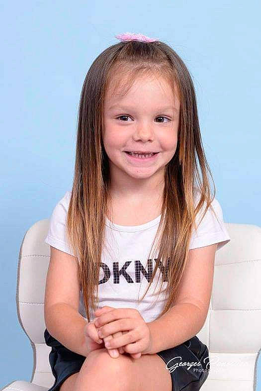 Lou a rejoint le concours — aidez-le/la à gagner de superbes lots ! arm, cheek, chin, eye, face, facial_expression, flash_photography, hairstyle, head, human, human_body, jeans, joint, joy, lip, muscle, neck, person, shorts, shoulder