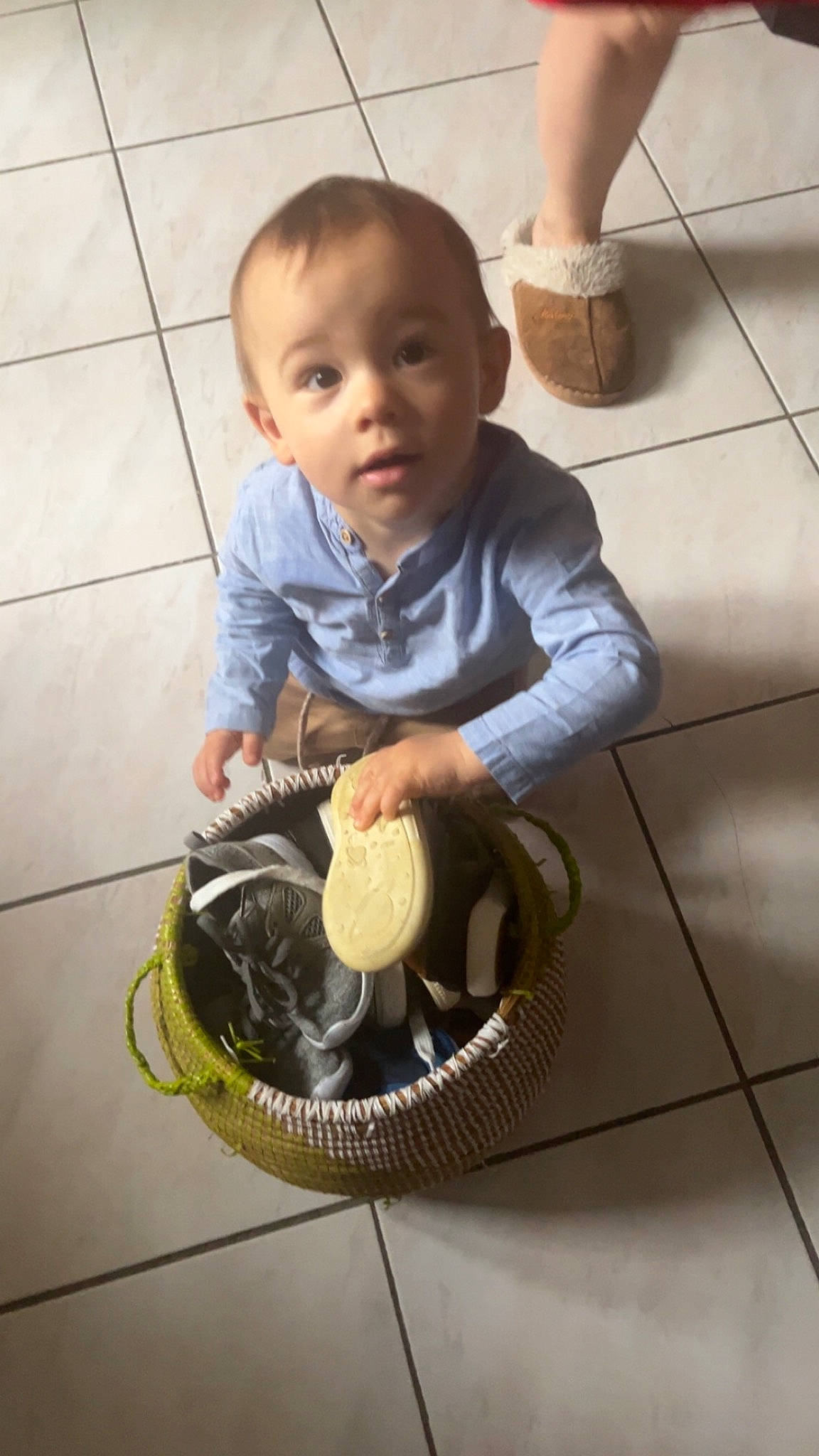 Sacha a rejoint le concours — aidez-le/la à gagner de superbes lots ! baby, baby_toddler_clothing, cheek, child, circle, comfort_food, floor, flooring, food, foot, happy, hardwood, human_leg, person, play, room, sitting, sock, t_shirt, toddler