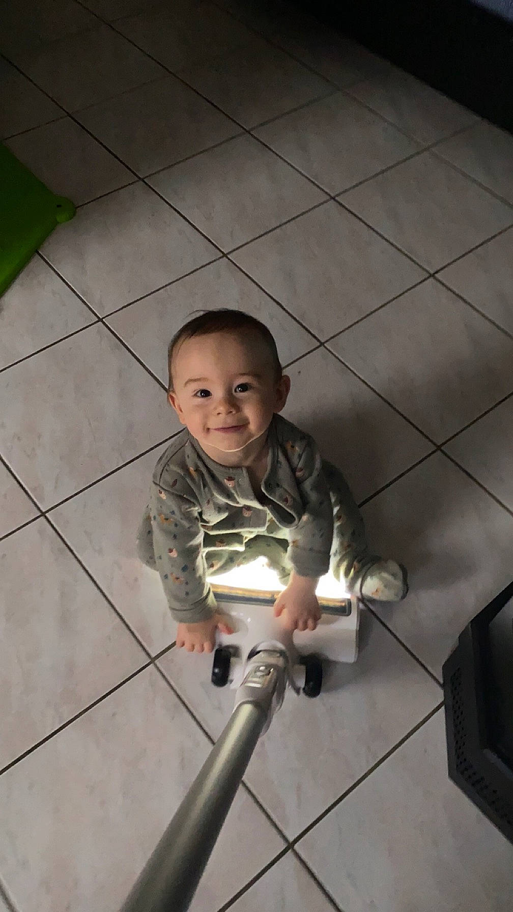 Sacha a rejoint le concours — aidez-le/la à gagner de superbes lots ! baby, child, concrete, elbow, flash_photography, floor, flooring, fun, hardwood, joy, pattern, person, shadow, sitting, skin, smile, t_shirt, toddler, wood
