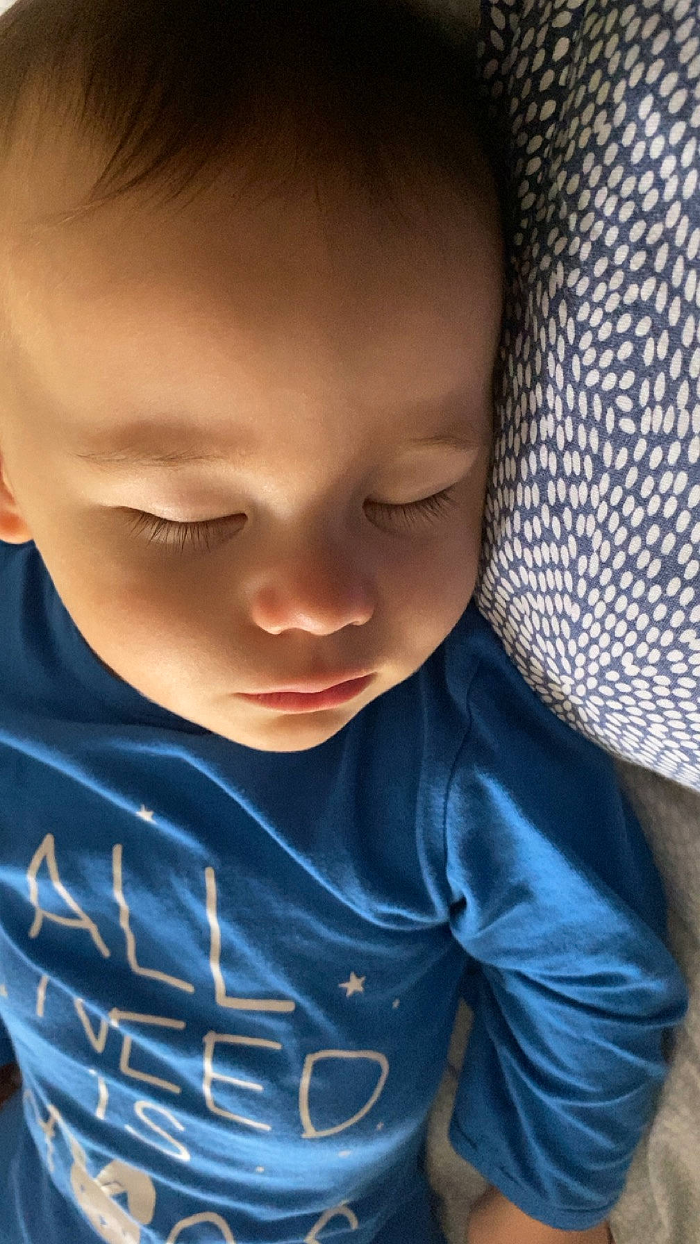 Sacha participe au concours pour gagner de l'argent avec cette photo : baby, baby_toddler_clothing, cheek, chin, comfort, eye, eyebrow, eyelash, hairstyle, happy, head, human_body, iris, lip, mouth, neck, nose, person, skin, sleeve