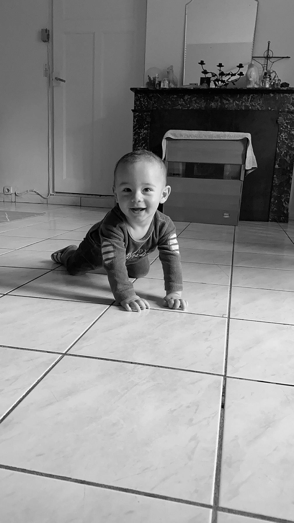 Sacha a rejoint le concours — aidez-le/la à gagner de superbes lots ! black, black_and_white, child, crawling, flash_photography, floor, flooring, grey, hardwood, joy, monochrome, monochrome_photography, person, photograph, road_surface, smile, snapshot, standing, style, toddler