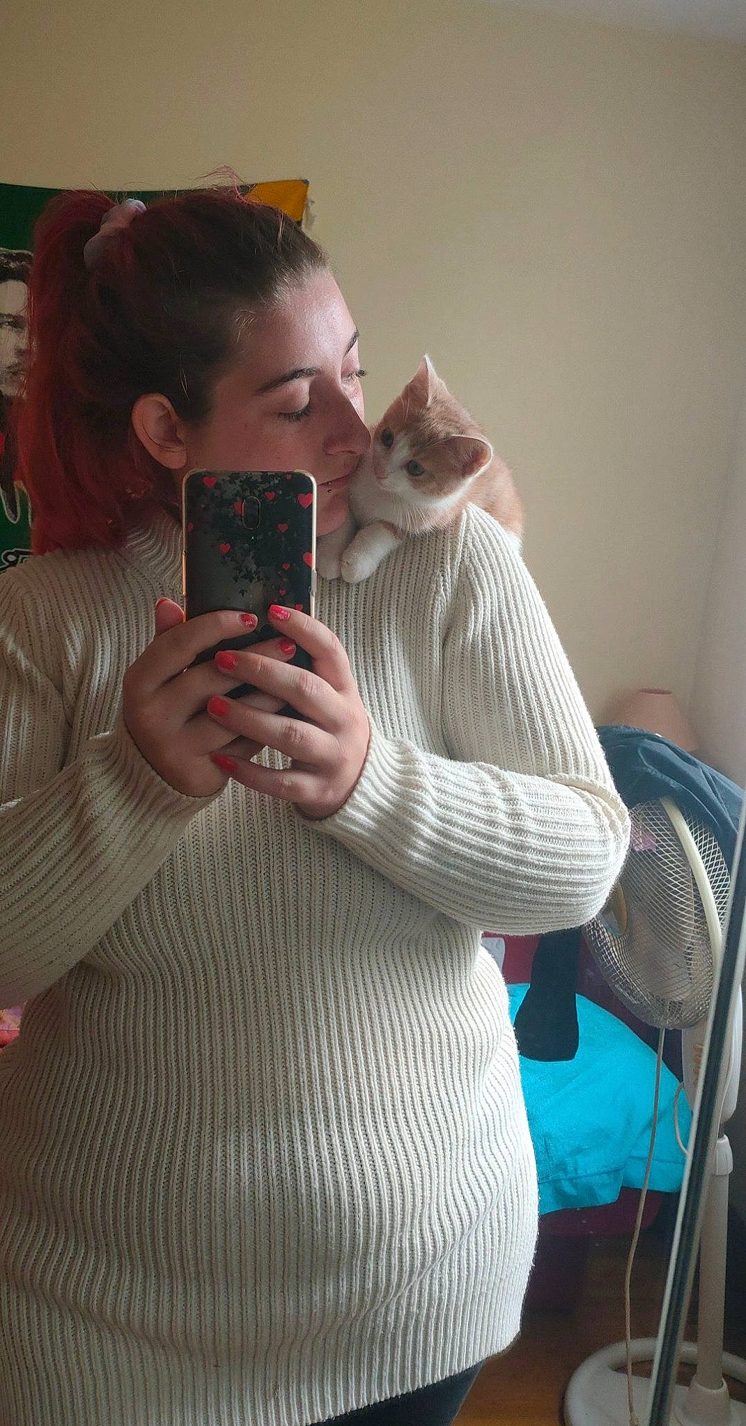 Trésor a rejoint le concours — aidez-le/la à gagner de superbes lots ! audio_equipment, beard, chest, comfort, cool, ear, elbow, eyewear, facial_hair, finger, gadget, gesture, hand, long_hair, mobile_phone, neck, shoulder, sleeve, vision_care, waist