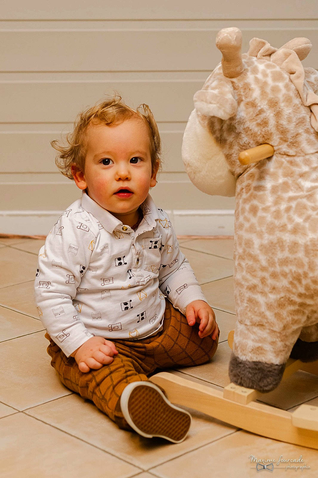 Nino participe au concours pour gagner de l'argent avec cette photo : arm, baby, baby_toddler_clothing, cheek, child, flooring, fur, gesture, happy, head, outerwear, pattern, peach, person, room, sitting, sleeve, standing, stuffed_toy, toddler
