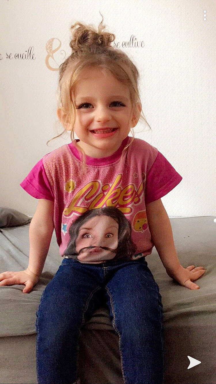 Léna participe au concours pour gagner de l'argent avec cette photo : arm, blond, cheek, child, child_model, fun, happy, joint, joy, leg, neck, people, person, photography, shoulder, sibling, sitting, skin, smile, standing