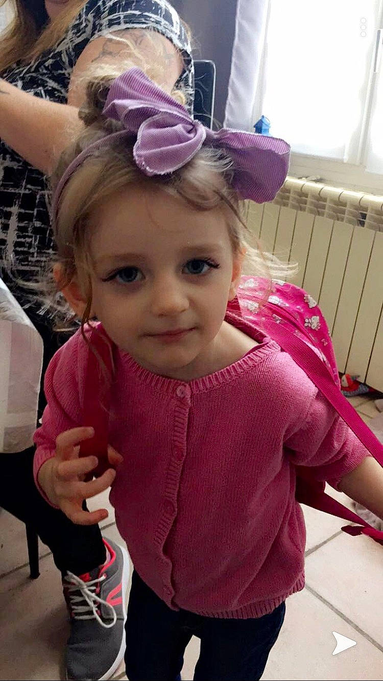 Léna a rejoint le concours — aidez-le/la à gagner de superbes lots ! arm, cheek, child, ear, fashion_accessory, forehead, hair, hair_accessory, hair_coloring, hairstyle, head, lip, long_hair, magenta, neck, person, pink, purple, shoulder, smile