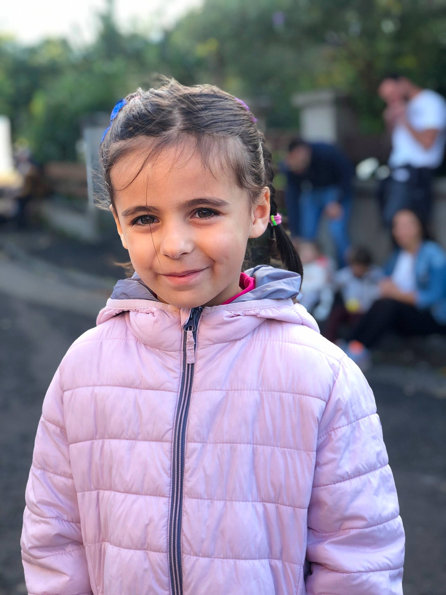 Lya a rejoint le concours — aidez-le/la à gagner de superbes lots ! cheek, child, chin, eye, fun, hairstyle, happy, jacket, joy, leisure, magenta, person, portrait_photography, recreation, skin, sleeve, smile, toddler, travel, tree