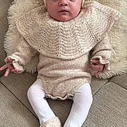 Héliana a rejoint le concours — aidez-le/la à gagner de superbes lots ! baby, infant, child, headband, bow, blanket, couch, knitwear, onesie, tights, booties, portrait, face, eyes, hands, feet, soft_texture, neutral_expression, cozy, indoors