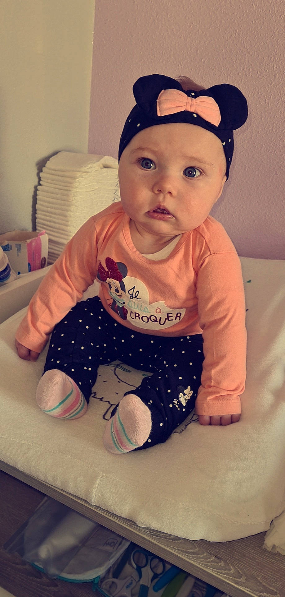 Ylanna participe au concours pour gagner de l'argent avec cette photo : baby, baby_toddler_clothing, cheek, child, cool, ear, face, hair_accessory, happy, head, headgear, headwear, person, pink, skin, sleeve, smile, t_shirt, toddler
