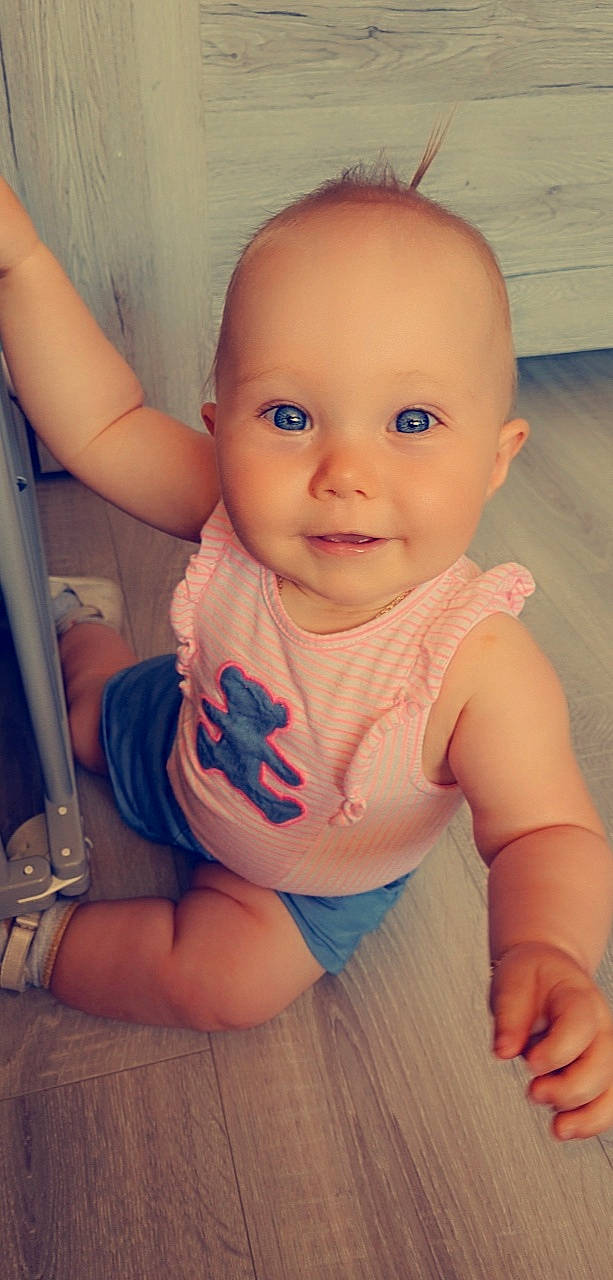 Ylanna participe au concours pour gagner de l'argent avec cette photo : baby, cheek, child, eye, face, finger, hand, head, iris, joy, lip, mouth, nose, person, skin, smile, thumb, toddler