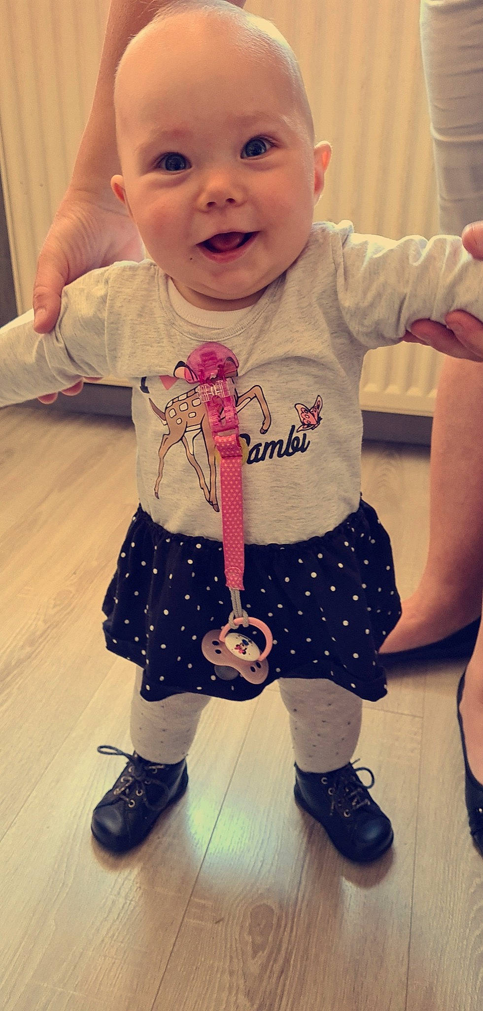 Ylanna a rejoint le concours — aidez-le/la à gagner de superbes lots ! baby, baby_toddler_clothing, cheek, child, footwear, lip, pattern, person, pink, shoe, skin, sleeve, smile, t_shirt, toddler