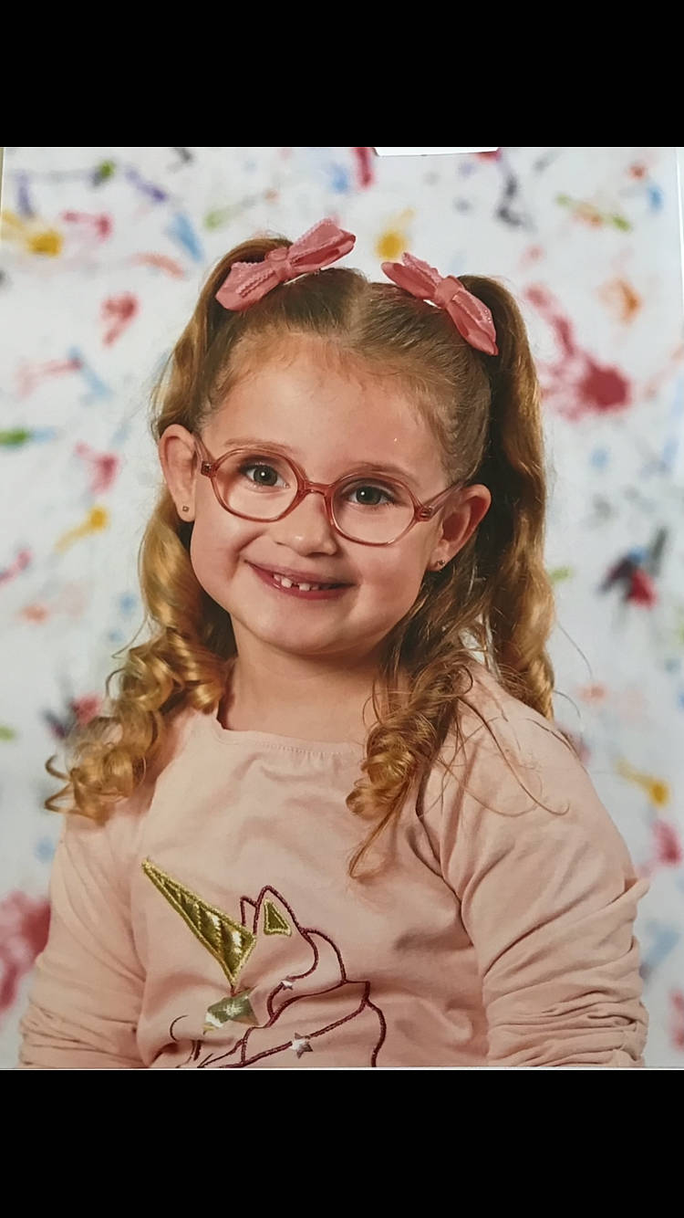 Mya participe au concours pour gagner de l'argent avec cette photo : blond, brown_hair, child, chin, event, eye, eyewear, fun, glasses, happy, headband, headpiece, iris, joy, magenta, pattern, person, pink, sleeve, smile