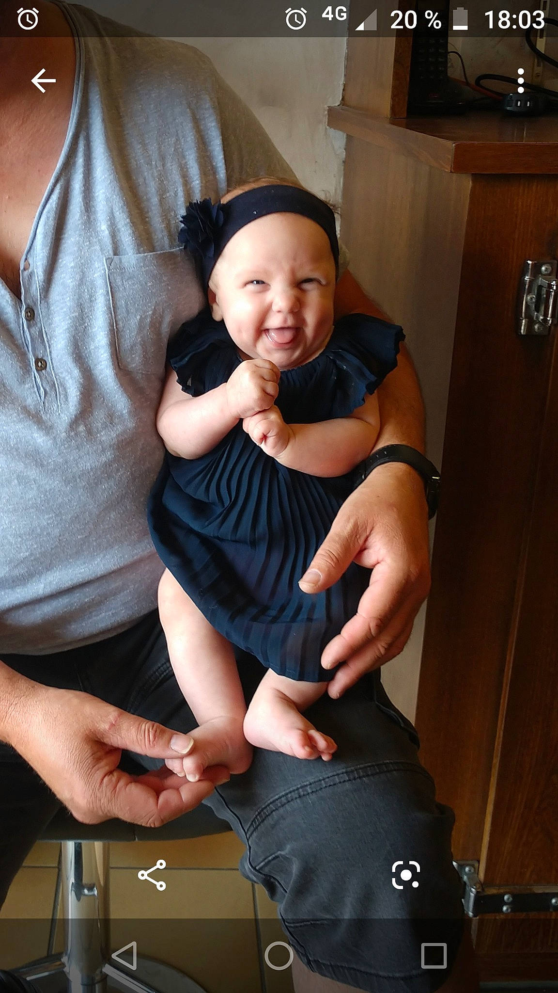 Éva participe au concours pour gagner de l'argent avec cette photo : arm, baby, child, elbow, finger, hand, human_body, joint, joy, leg, mother, person, sitting, thumb, toddler