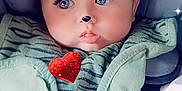 Jean-Pierre participe au concours pour gagner de l'argent avec cette photo : adorable, baby, blanket, blue_eyes, car_seat, child, closeup, cute, digital_filter, ears, expression, face, green_clothing, heart, indoor, infant, nose, portrait, soft_texture, sparkles