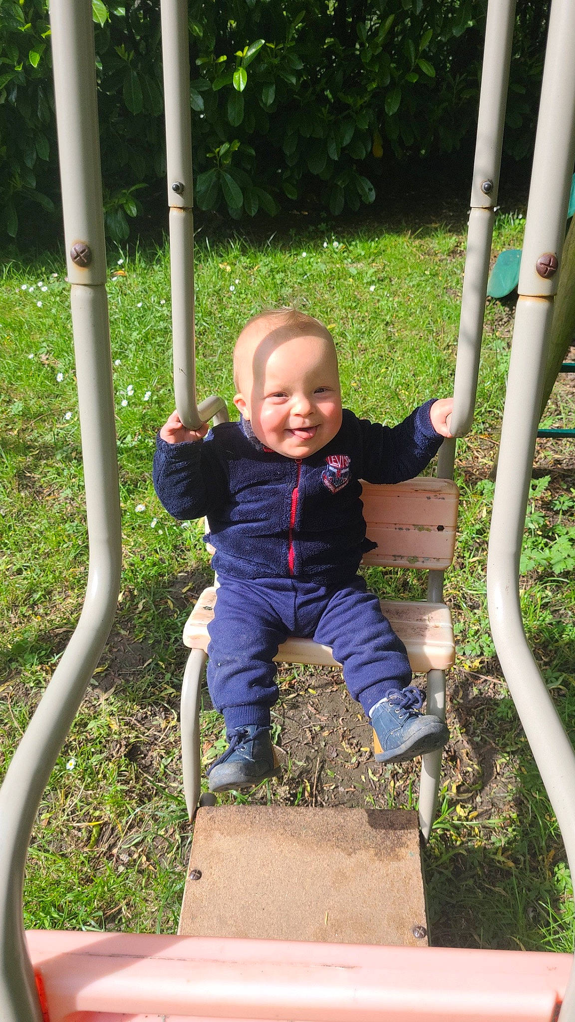 Malo a rejoint le concours — aidez-le/la à gagner de superbes lots ! baby, baby_toddler_clothing, child, city, fun, grass, joy, leaf, leg, leisure, nature, outdoor_play_equipment, people_in_nature, person, plant, playground, public_space, recreation, sleeve, smile