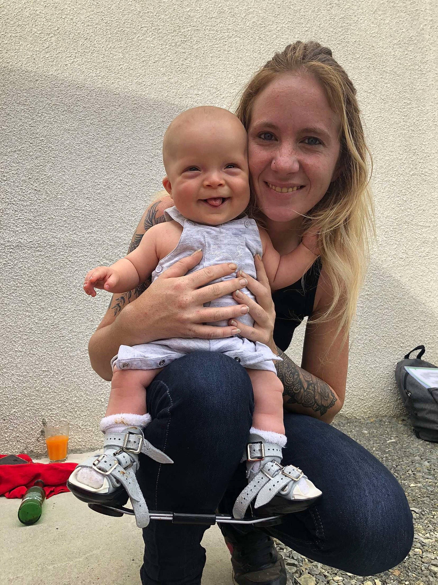 Malo participe au concours pour gagner de l'argent avec cette photo : arm, baby, baby_toddler_clothing, child, eye, face, finger, flash_photography, fun, gesture, happy, head, joy, leg, person, sitting, skin, smile, sock, thigh