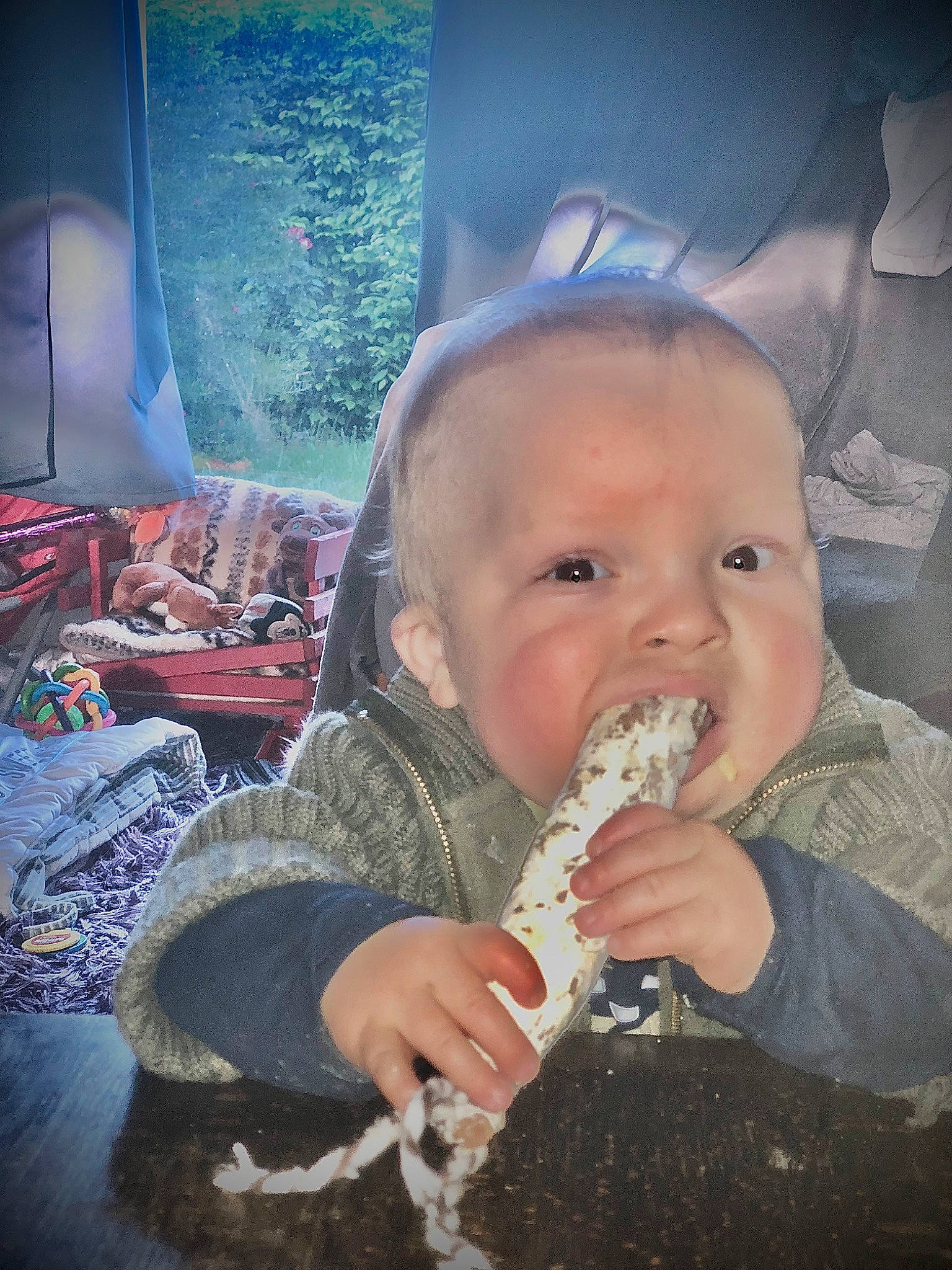 Malo participe au concours pour gagner de l'argent avec cette photo : baby, baby_toddler_clothing, cheek, chin, cloud, comfort_food, drinkware, eating, finger, food, food_craving, fun, jaw, lip, mouth, nose, person, sweet_corn, sweetness, thumb