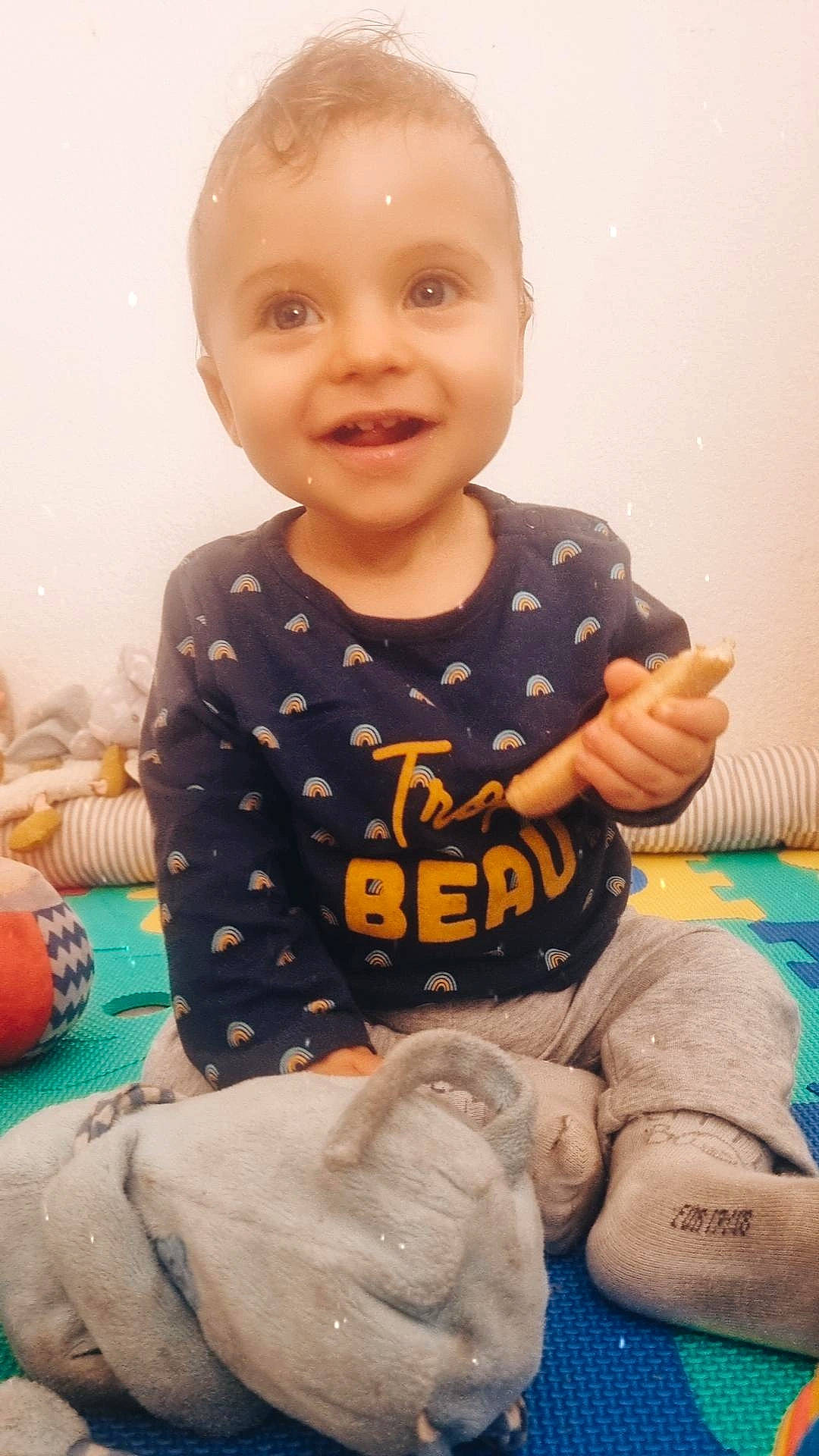 Lorenzo a rejoint le concours — aidez-le/la à gagner de superbes lots ! arm, baby, baby_toddler_clothing, cheek, child, eye, finger, flooring, fun, happy, human_body, human_leg, joy, leg, person, play, skin, sleeve, smile, sock