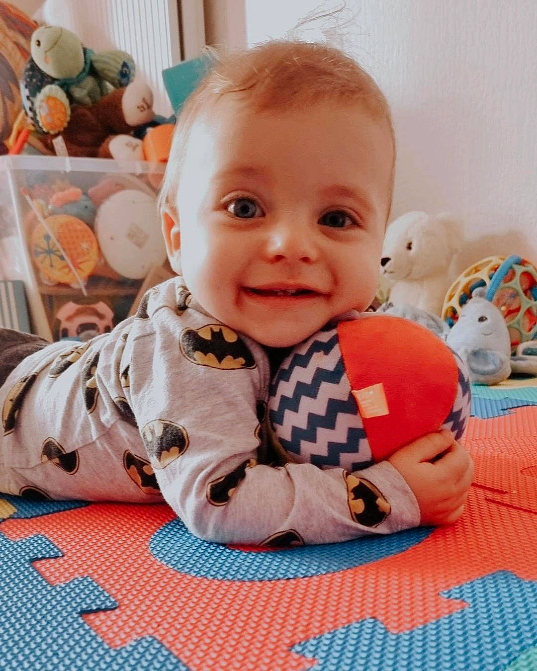 Lorenzo participe au concours pour gagner de l'argent avec cette photo : baby, baby_toddler_clothing, cheek, child, facial_expression, flooring, fun, happy, joy, leisure, orange, pattern, people, person, plaid, product, sitting, sleeve, smile, stuffed_toy
