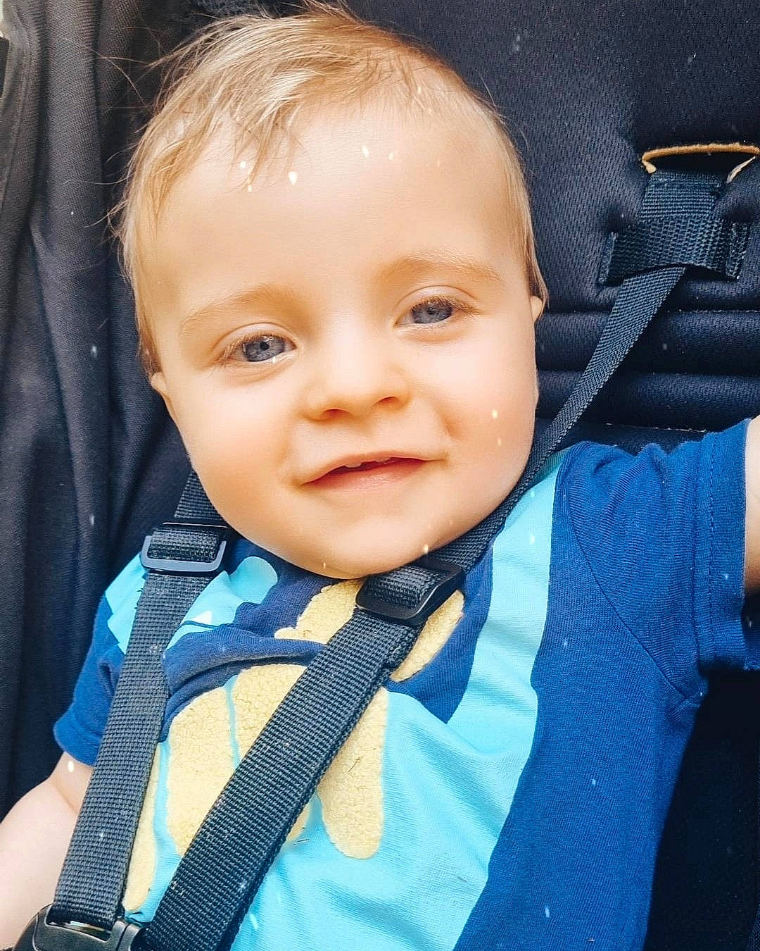 Lorenzo a rejoint le concours — aidez-le/la à gagner de superbes lots ! baby, baby_carriage, baby_toddler_clothing, cheek, child, collar, cool, eyebrow, facial_expression, finger, gesture, happy, iris, joy, people, person, product, skin, sleeve, smile