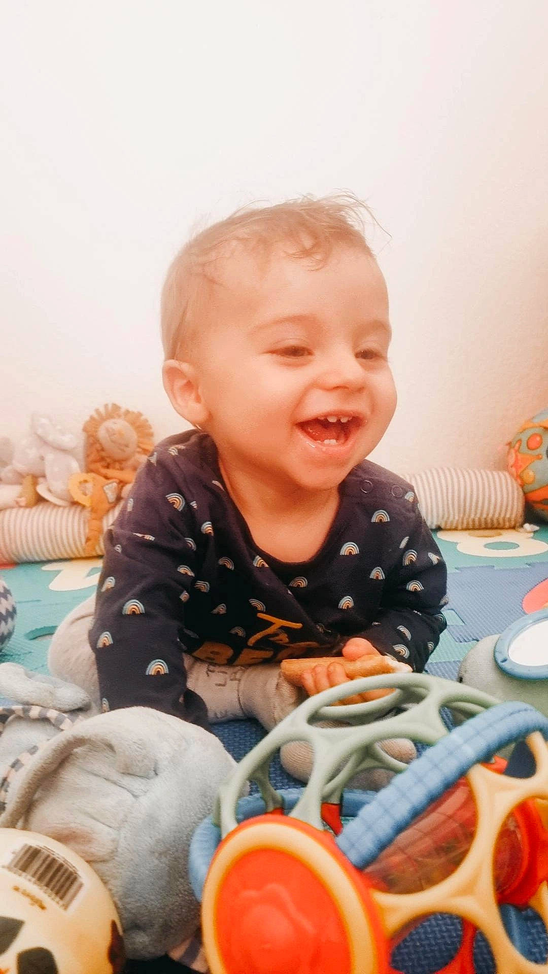 Lorenzo participe au concours pour gagner de l'argent avec cette photo : arm, baby, baby_toddler_clothing, cheek, child, eye, face, fun, happy, head, human_body, iris, mouth, nose, orange, people, person, skin, sleeve, smile