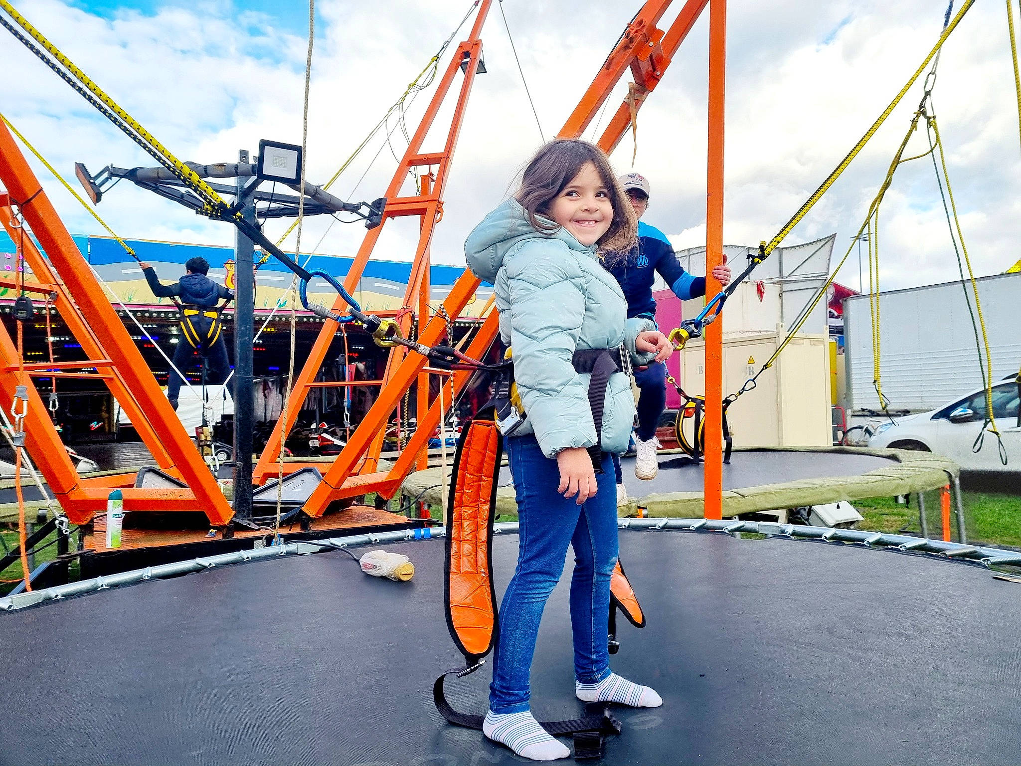 Jenna a rejoint le concours — aidez-le/la à gagner de superbes lots ! balance, bridge, cloud, crane, electric_blue, fun, joy, leisure, machine, mast, nonbuilding_structure, person, public_utility, recreation, rope, sky, smile, tourist_attraction, trampolining_equipment_and_supplies, vehicle
