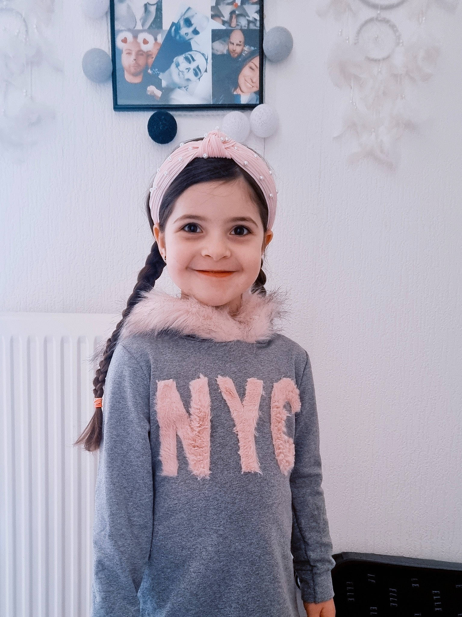 Jenna participe au concours pour gagner de l'argent avec cette photo : art, cap, electric_blue, eyewear, fashion_accessory, fashion_design, fur, happy, headgear, joy, magenta, pattern, person, picture_frame, room, sleeve, smile, street_fashion, t_shirt, toddler