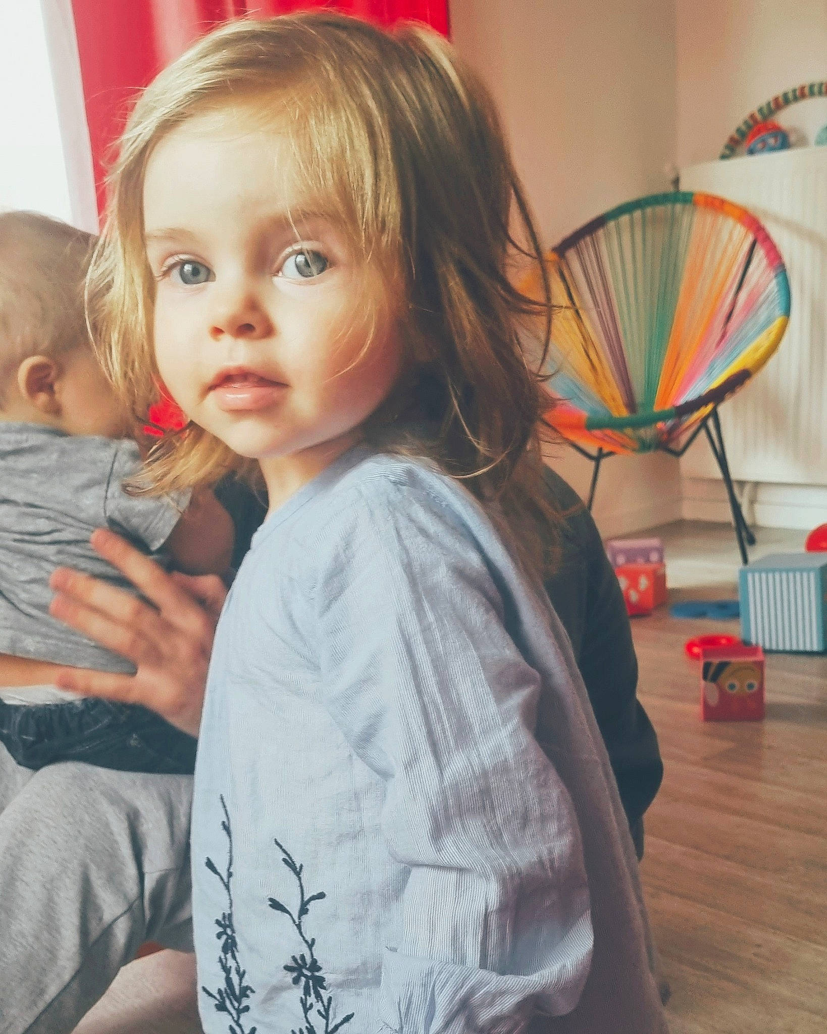 Lyanna participe au concours pour gagner de l'argent avec cette photo : baby, blond, cheek, child, curtain, eye, eyelash, fashion_accessory, fun, gesture, hair, hairstyle, happy, head, iris, organ, person, room, sitting, t_shirt