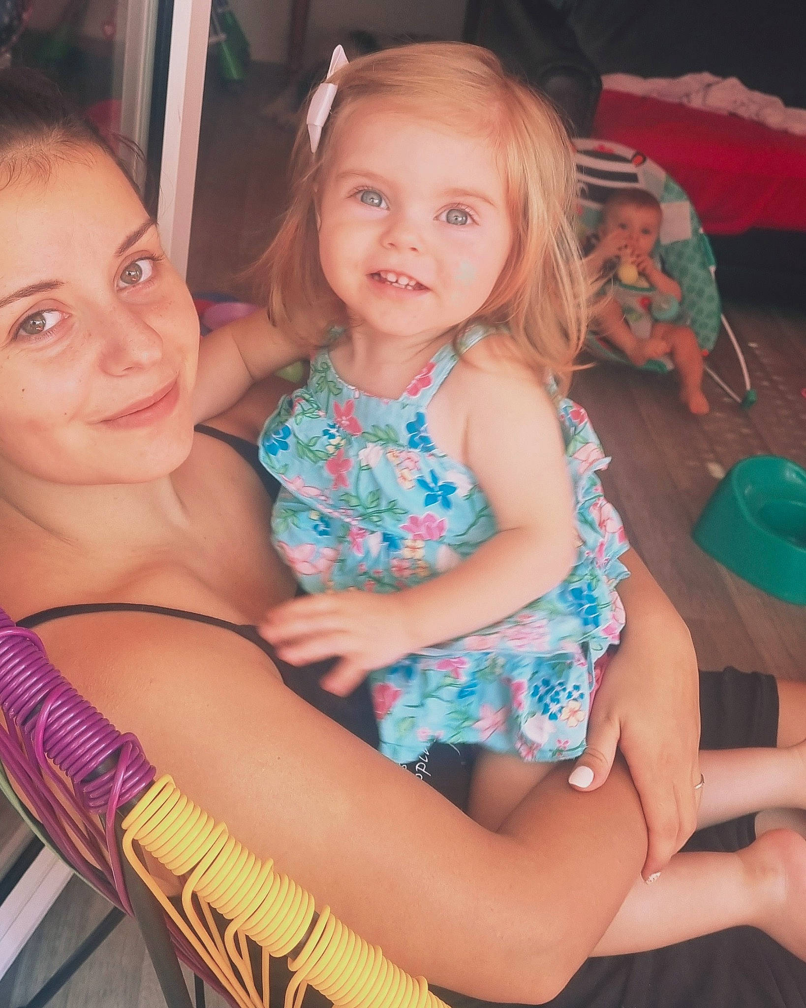 Lyanna participe au concours pour gagner de l'argent avec cette photo : cheek, eye, face, facial_expression, finger, hair, hairstyle, happy, head, human_body, iris, joy, leisure, mouth, organ, person, pink, shoulder, skin, smile